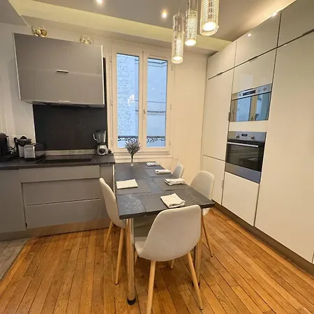 Between The Arc De Triomphe And The Sacr-cur Parigi